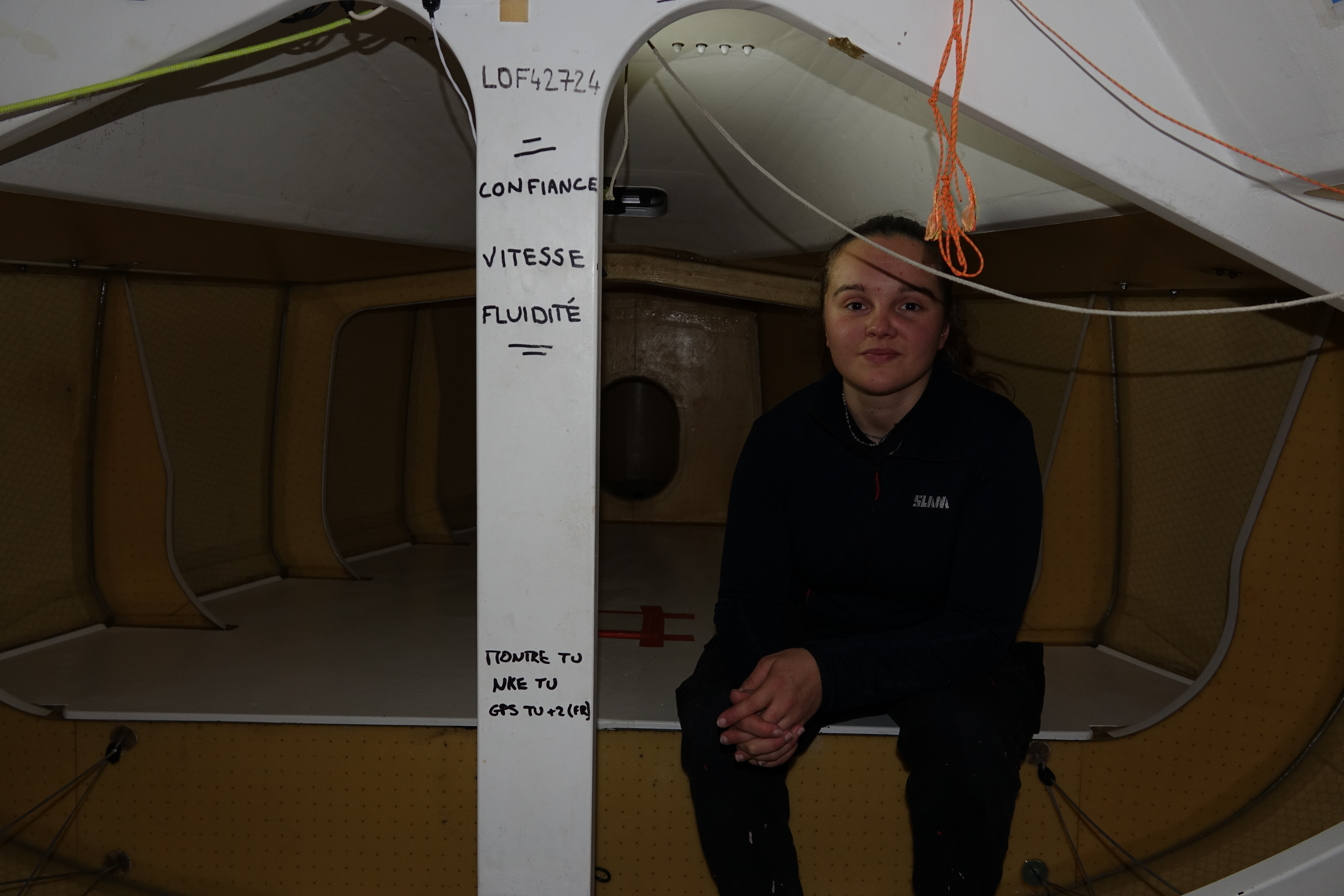 Hortense dans la cabine du bateau