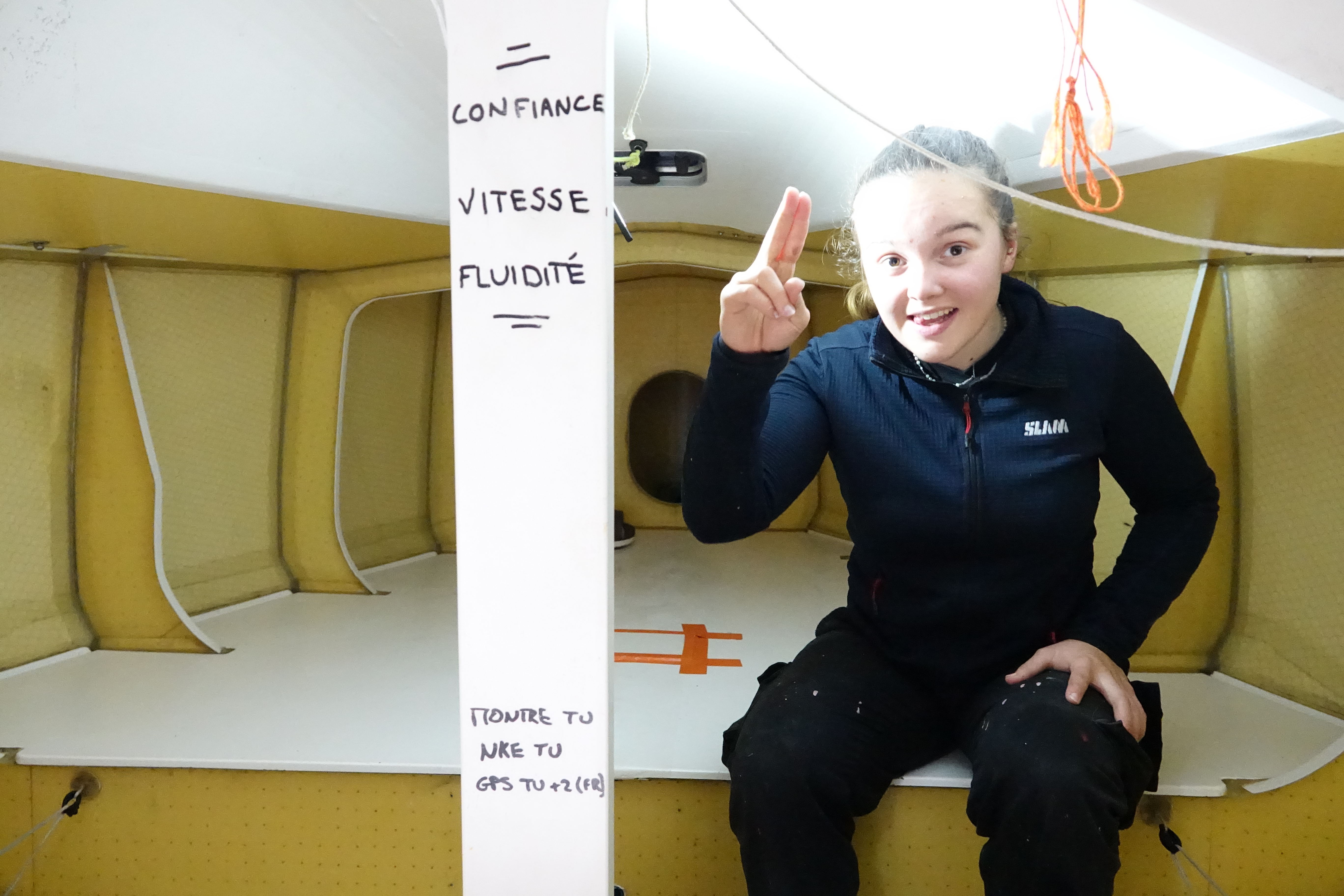 Hortense qui salue depuis l'intérieur du bateau